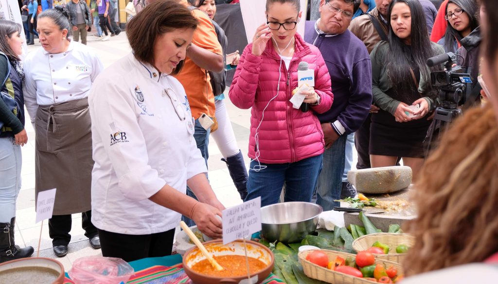 Movimientos gastronómicos presentan el “llajuero” más grande de Bolivia